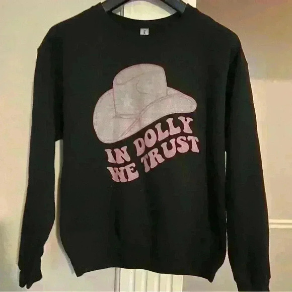 Gildan In Dolly We Trust Pink Hat Black Sweatshirt Size M Heavy Blend Country - Picture 6 of 8